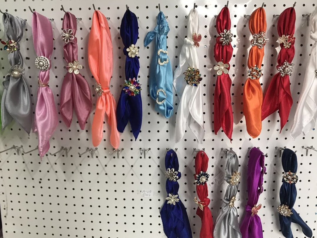 Kovová ozdobná navlékací spona k  šátkům DELFIN