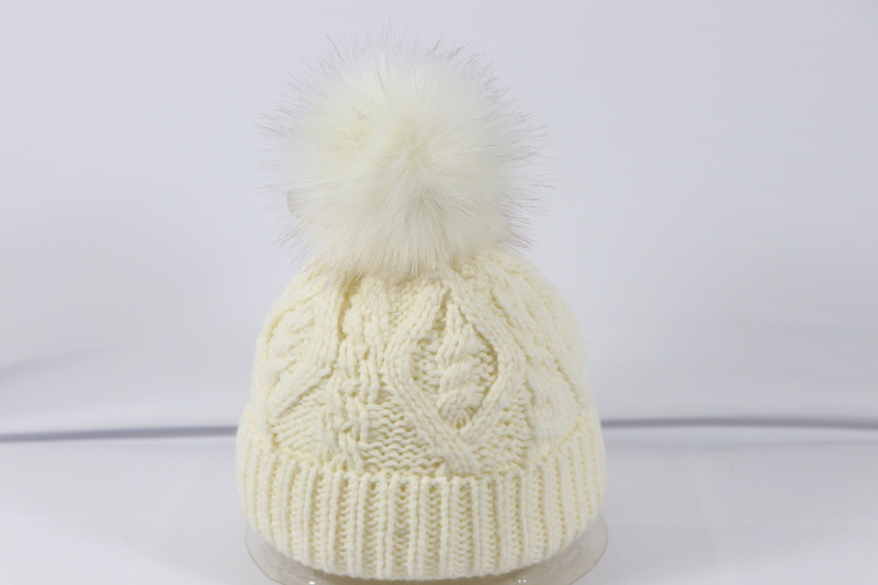 Dámská zimní čepice s bambulí MODERA (vel. UNI)